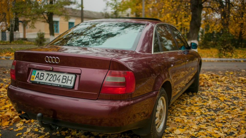 Audi A4 Hibiscusrot OEM+ 3