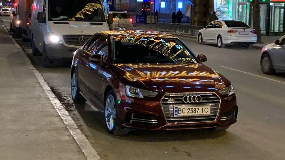 Audi A4 червоний діамант 2
