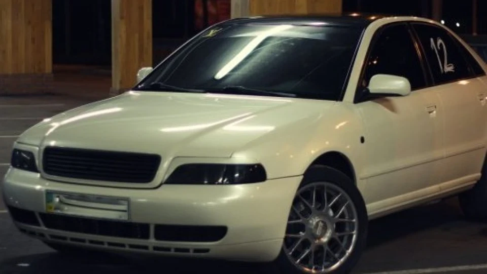 Audi A4 машина з цифрами 12 2