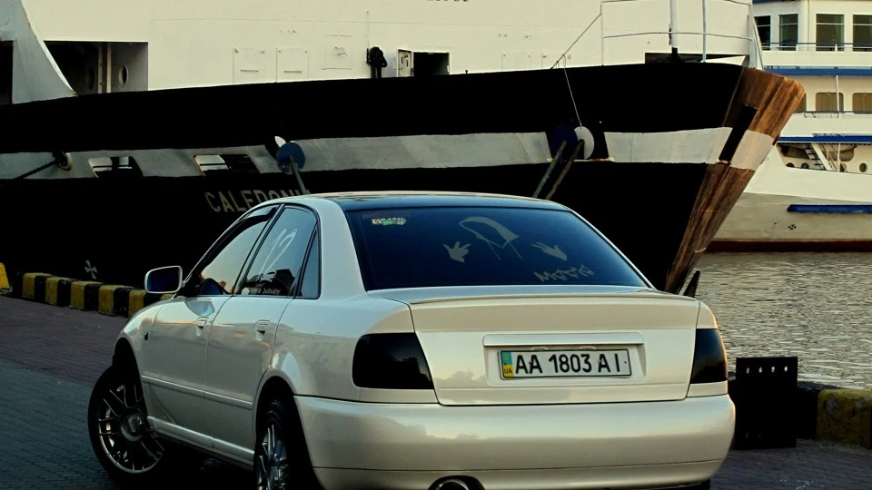 Audi A4 машина з цифрами 12 3