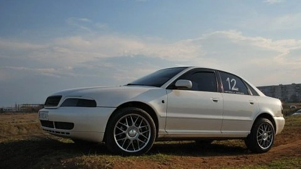 Audi A4 машина з цифрами 12 4