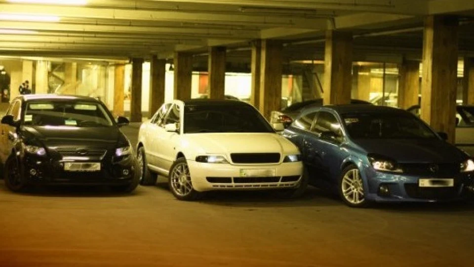 Audi A4 машина з цифрами 12 5