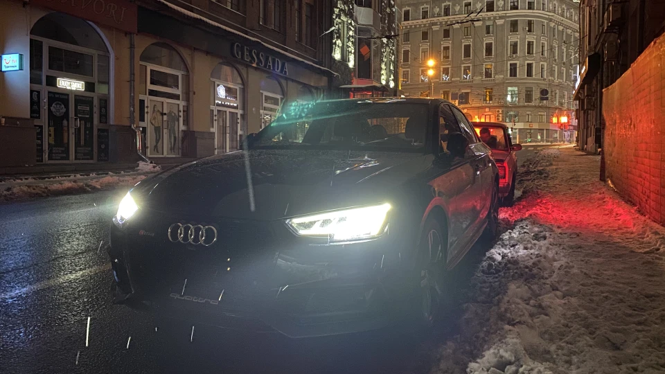 Audi A4 Prestige Moonlight Blue 4