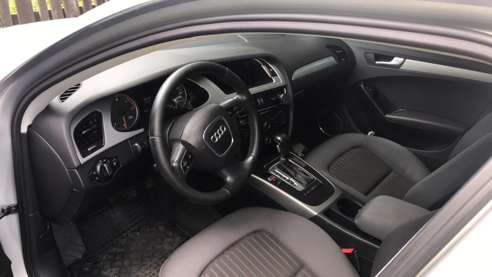 Audi A4 Сірий Малюк 2