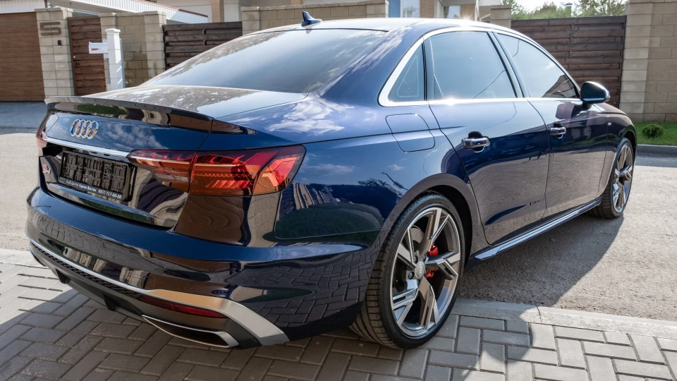 Audi A4 Styling S4 4