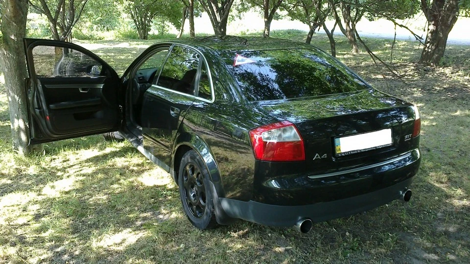 Audi A4 темна конячка 2