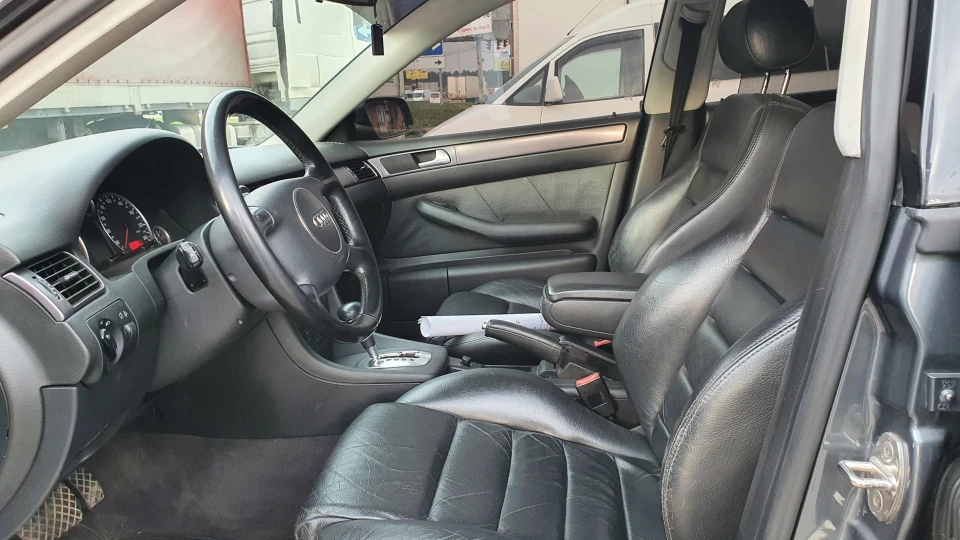 Audi A6 Avant 2,5BAU Quattro.
