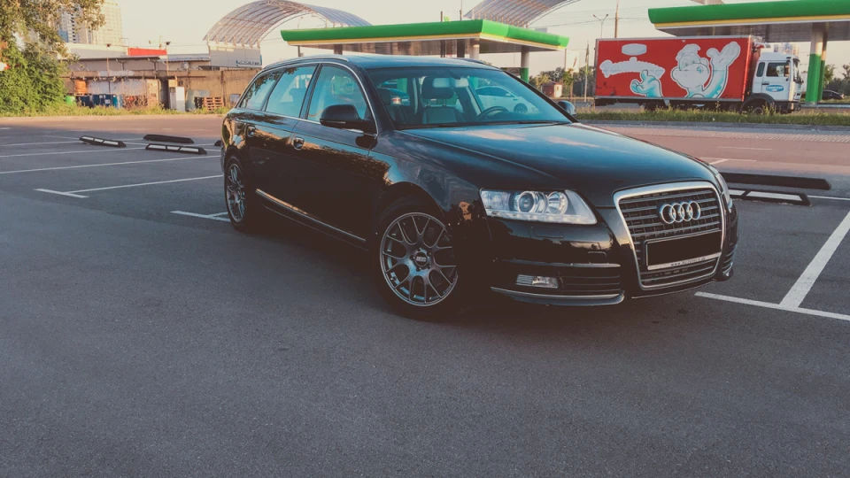 Audi A6 Avant Аудяшна брюнетка
