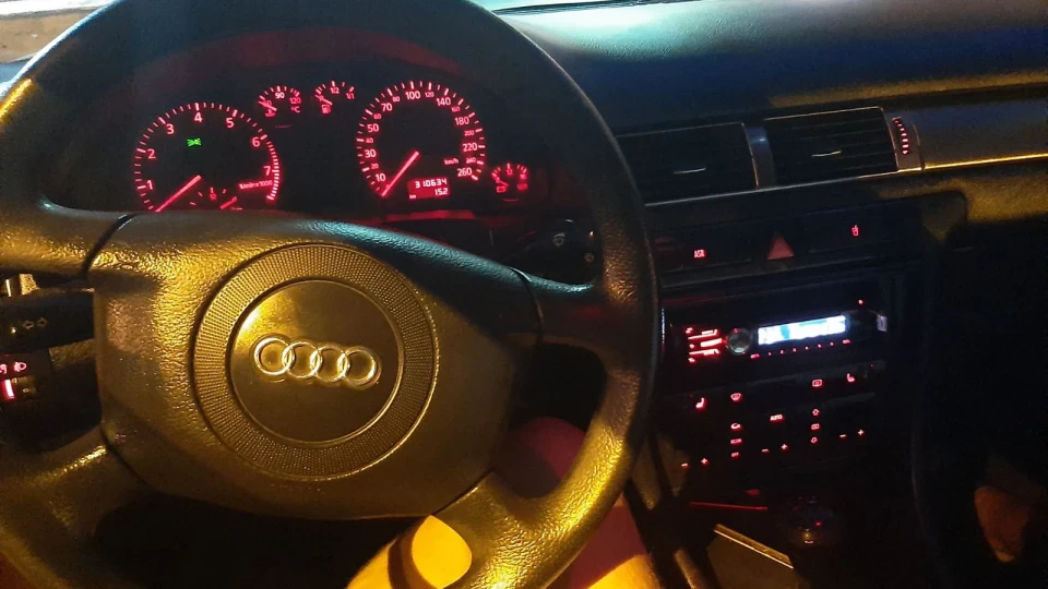 Audi A6 Сірий металік 2,8 бензі 2