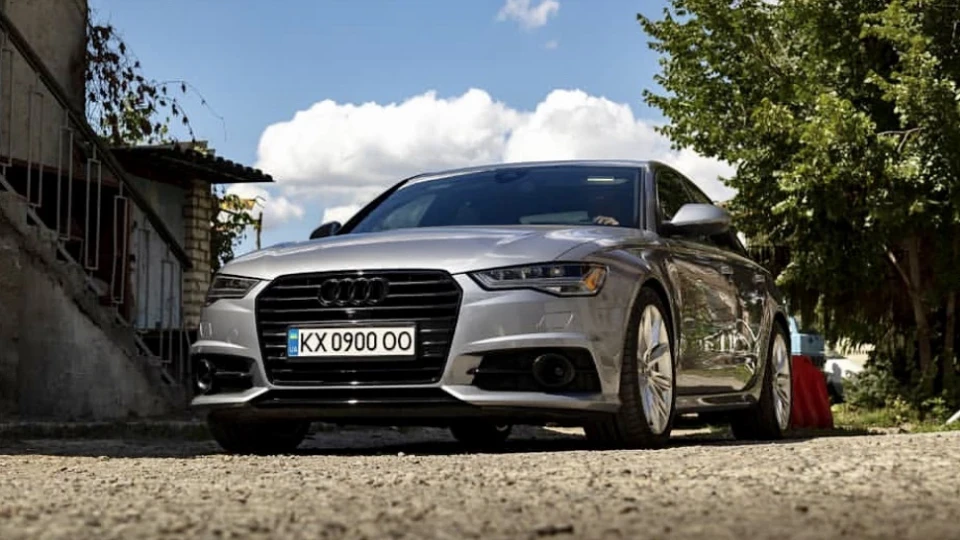 Audi A6 Сірий на чорному 3.0 бенз 2