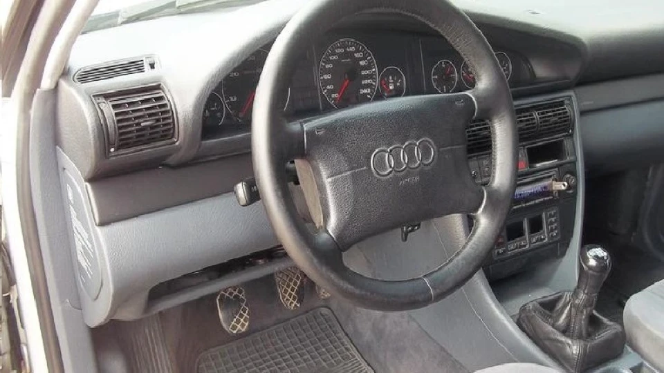 Audi A6 Silver plane 3