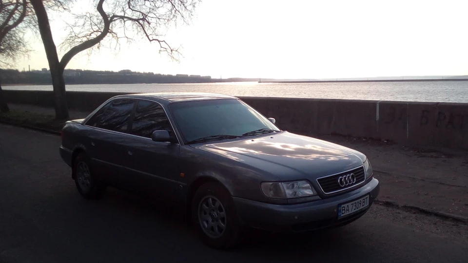 Audi A6 темно-сірий металік