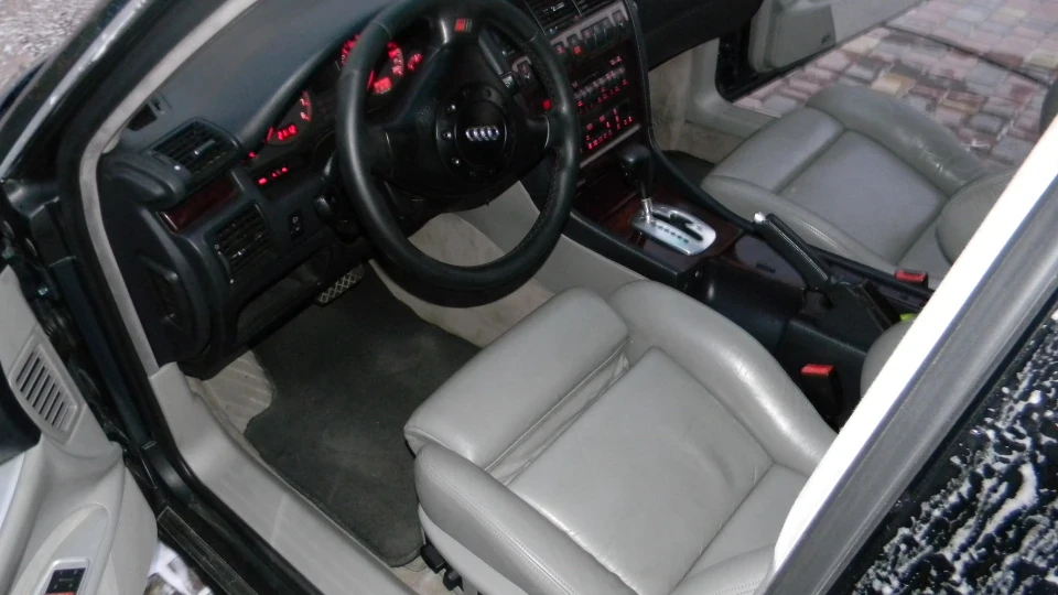 Audi A8 3.7 quattro 4