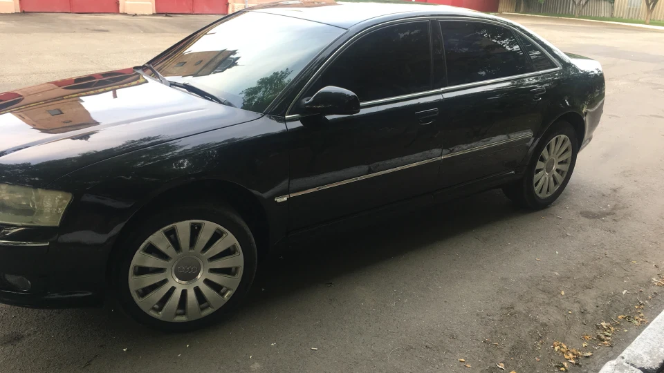 Audi A8 Чорний металік,3.0 бенз