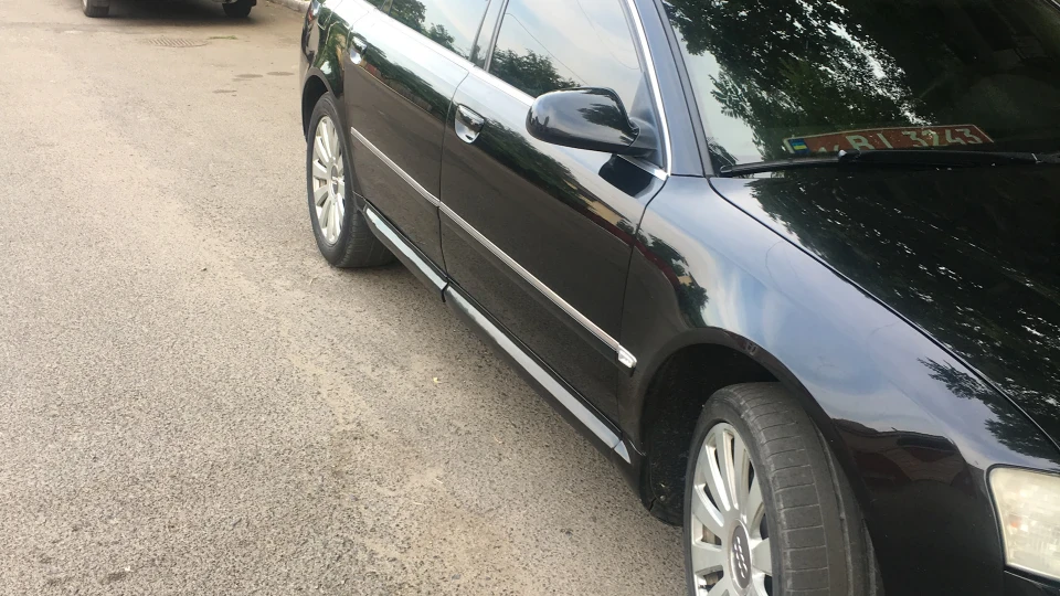 Audi A8 Чорний металік,3.0 бенз 2