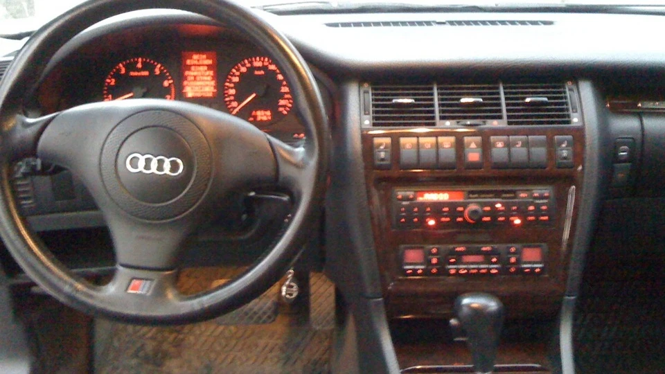 Audi A8 quattro