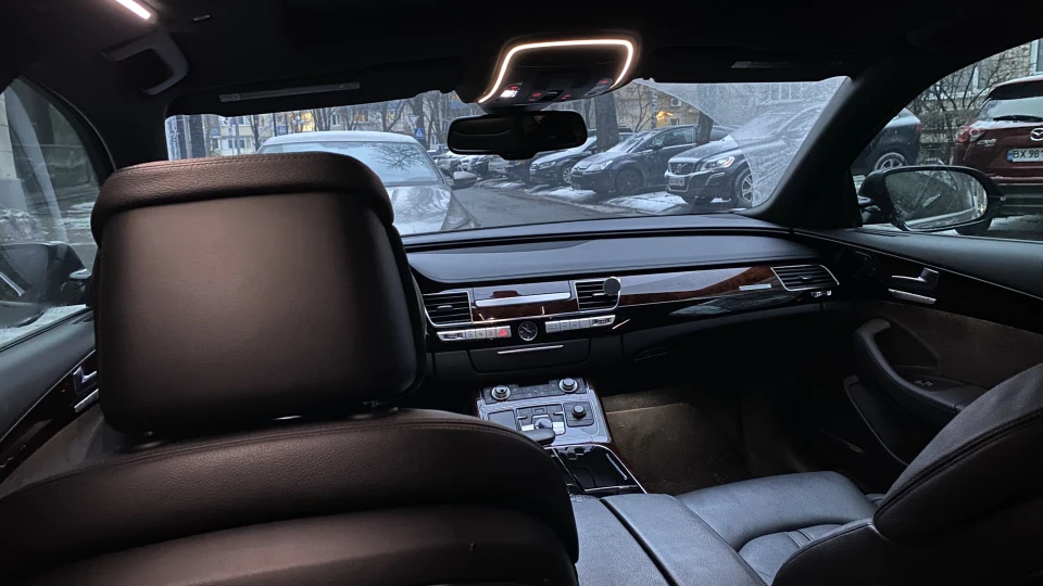 Audi A8 Жвавий лонговий малюк)
