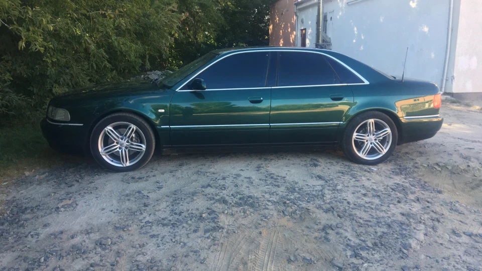 Audi A8 Зелена d2 2