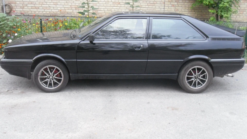 Audi Coupe брюнеточка 2