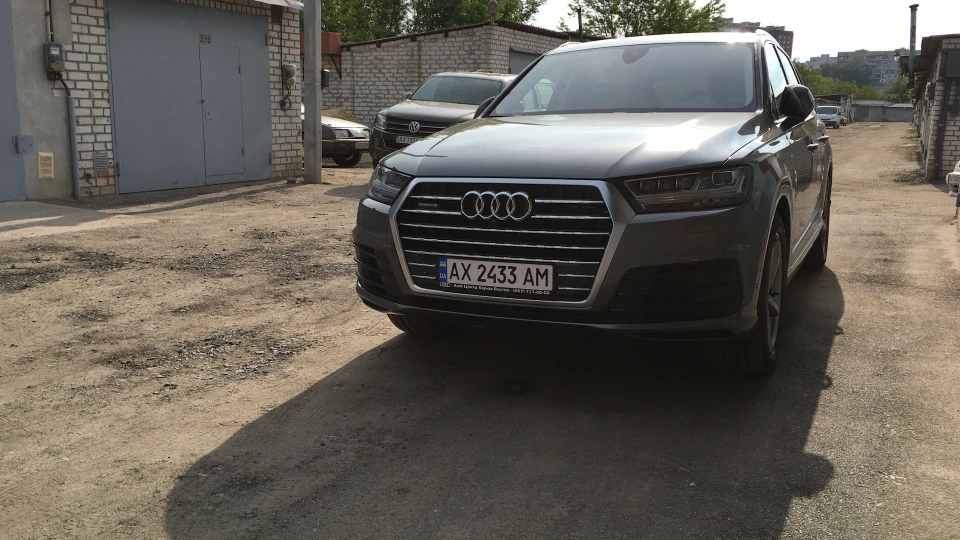 Audi Q7 Gray Q7 5