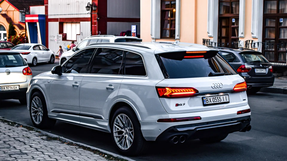 Audi Q7 SQ7 на мінімалках 2