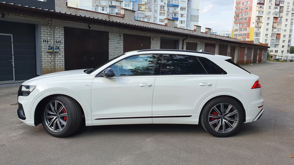 Audi Q8 4