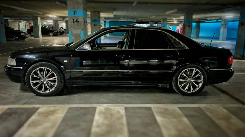 Audi S8 D2 4