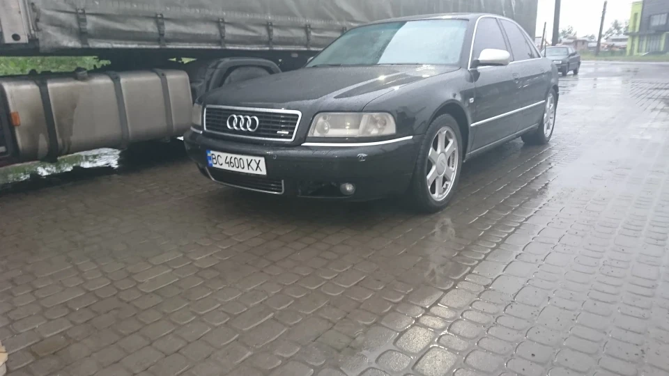 Audi S8 D2 5