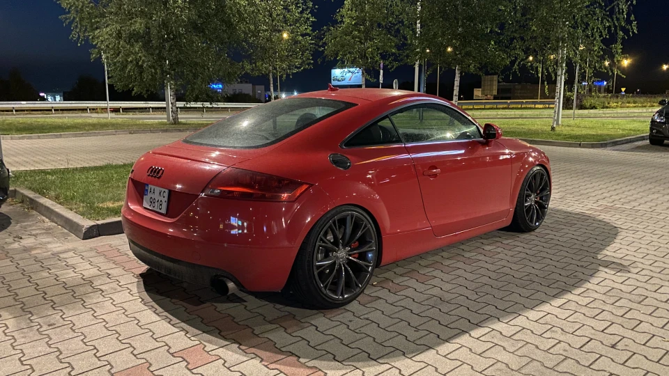 Audi TT Brilliant red