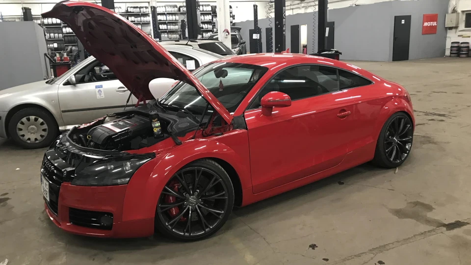 Audi TT Brilliant red 2