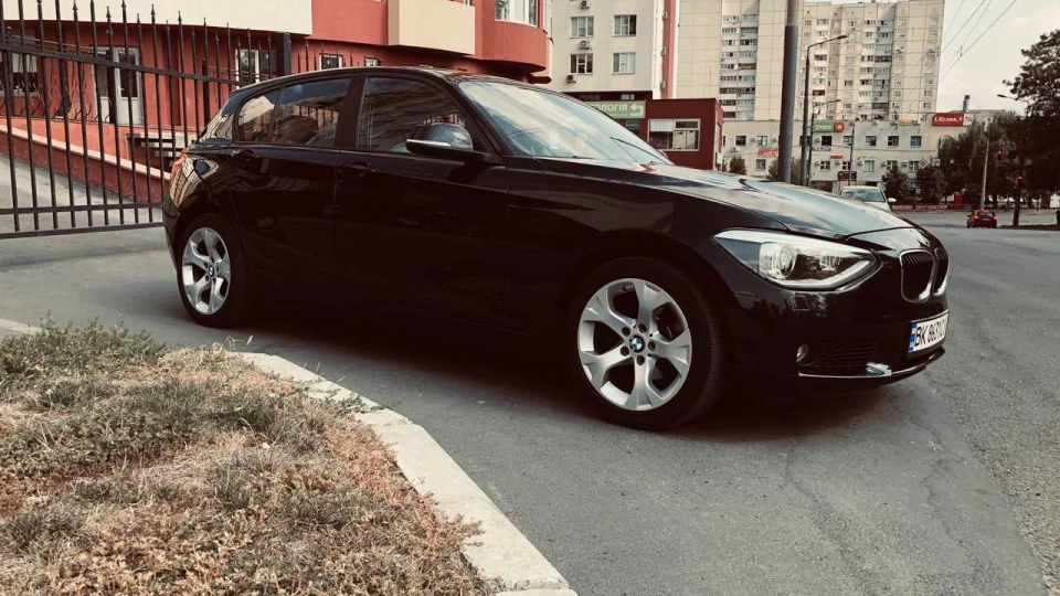 BMW 1 series Чорна дівчинка