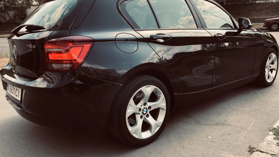 BMW 1 series Чорна дівчинка 3