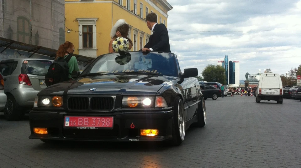 BMW 3 series Convertible 325iA Black & Yellow 3