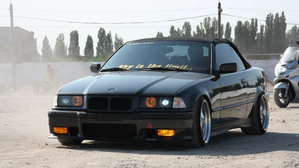 BMW 3 series Convertible 325iA Black & Yellow 5