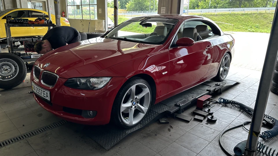 BMW 3 series Convertible ПТРК Стугна-П 2