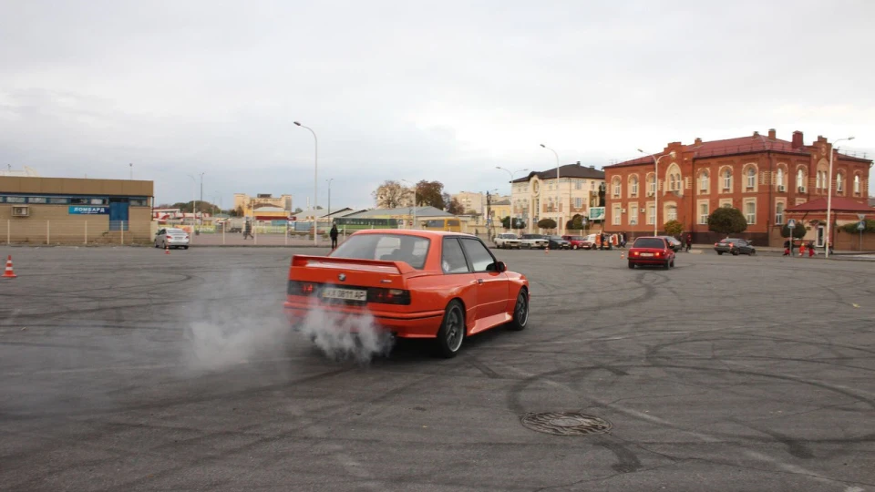 Bmw330 Turbo Oranzhevaya 2