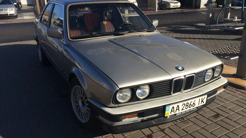 BMW 3 series Coupe Silver Metallic Girl 3