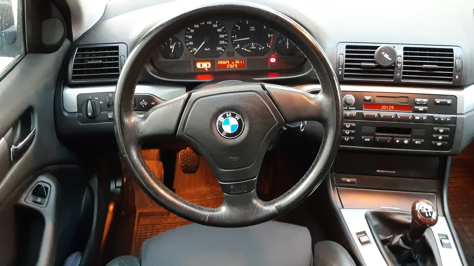 BMW 3 series Touring 320i M52B20TU / Manual 3