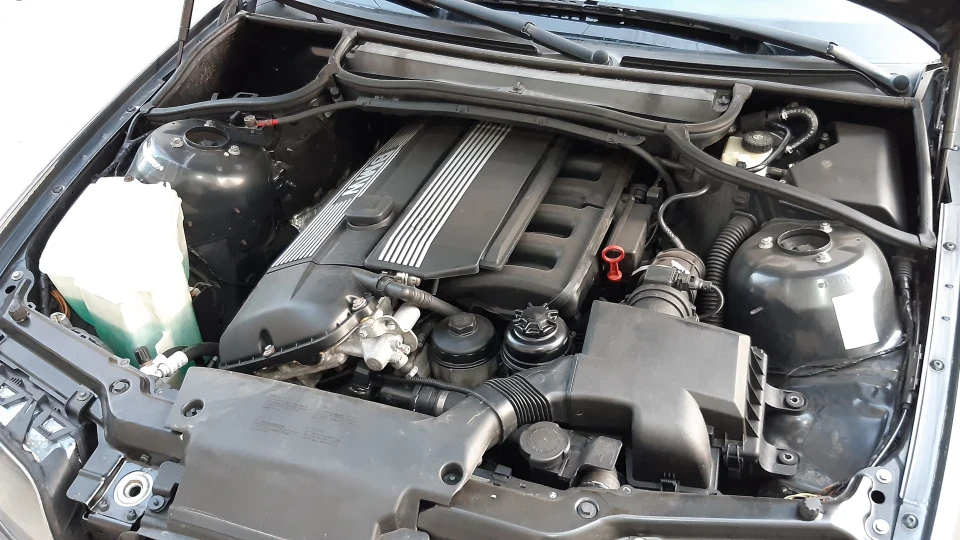 BMW 3 series Touring 320i M52B20TU / Manual 5
