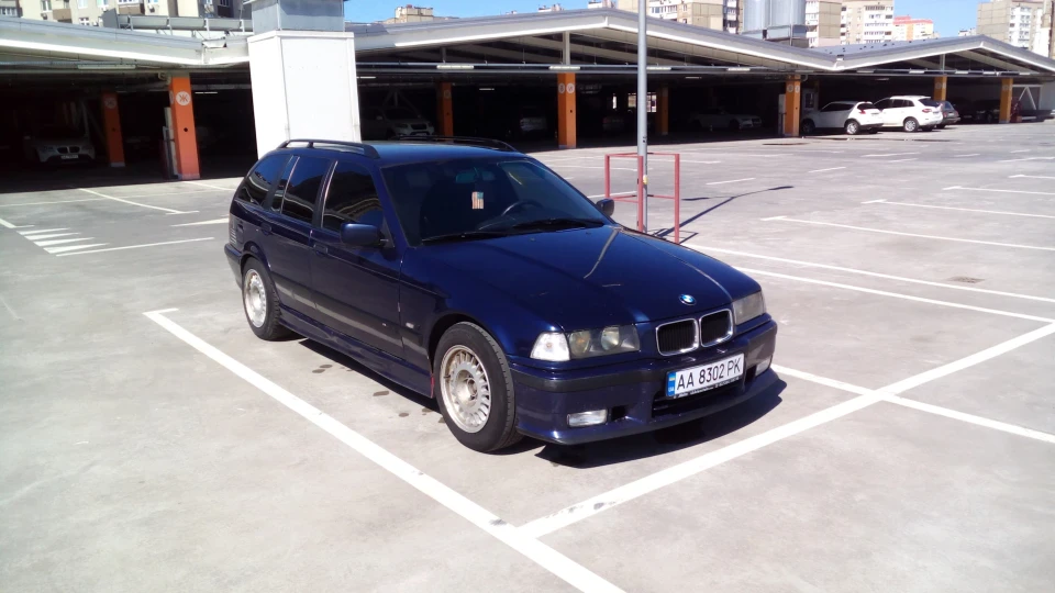 BMW 3 series Touring Montreal Blau 4
