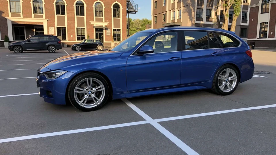 BMW 3 series Touring синя