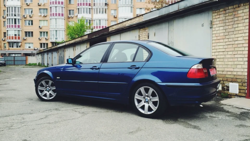 BMW 3 series 320d Topasblau Metallic 2