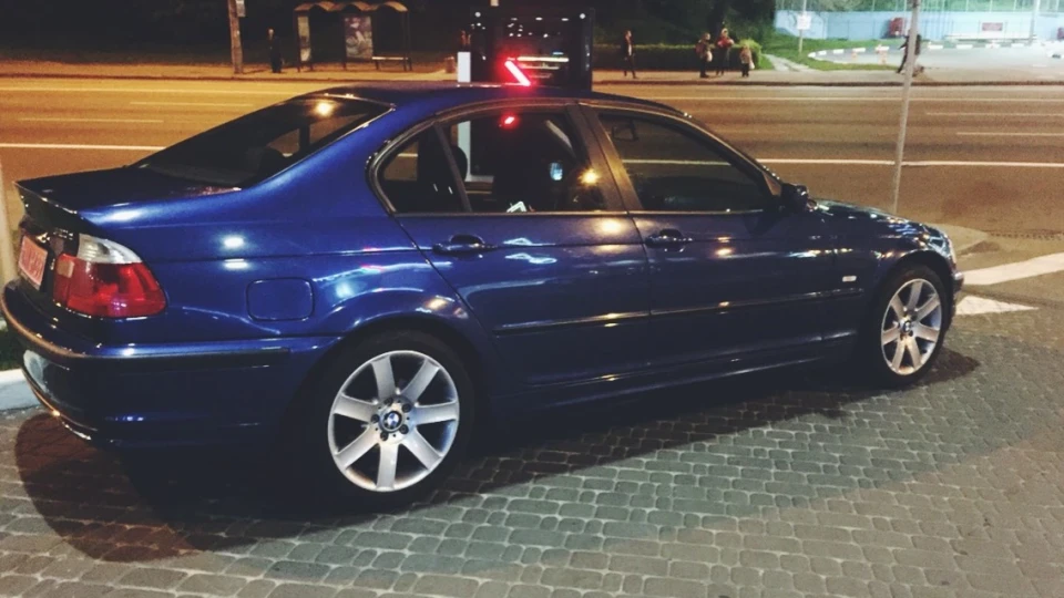 BMW 3 series 320d Topasblau Metallic 3