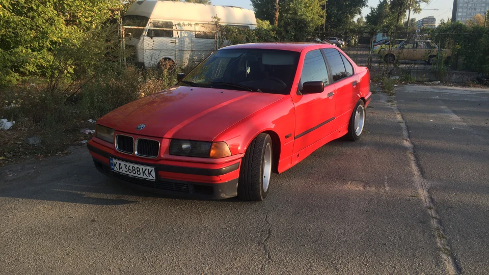 BMW 3 series 323i RED