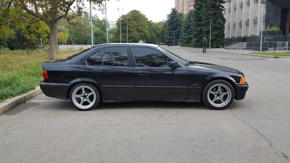 BMW 3 series Cosmosschwarz-metallic 2