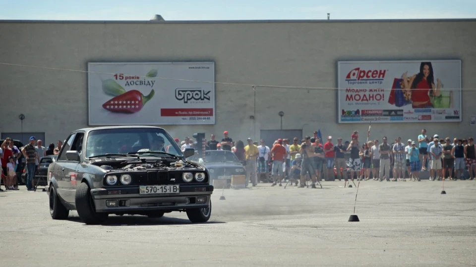 BMW 3 series E30 V8
