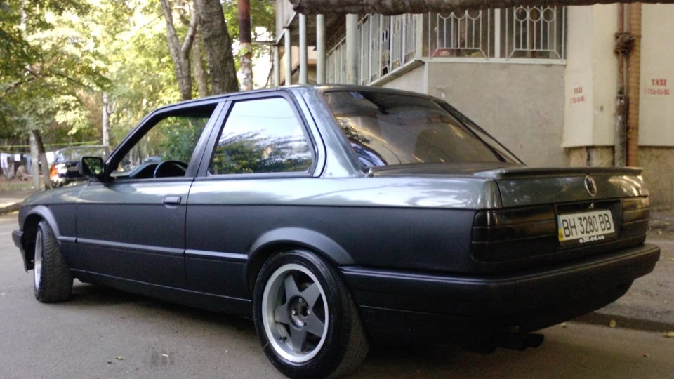 BMW 3 series e30 4