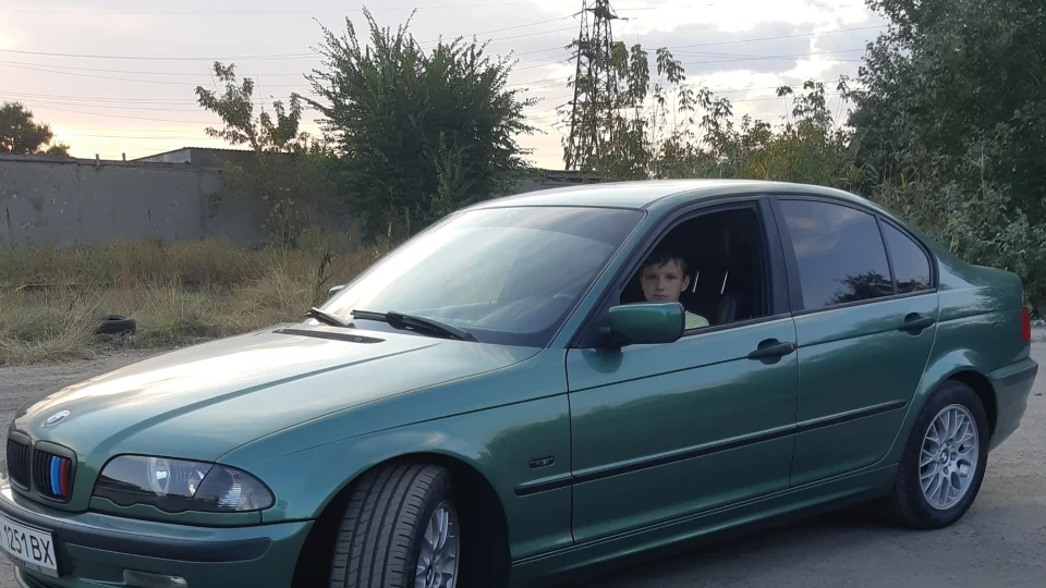 BMW 3 series Meergruen Metallic 2