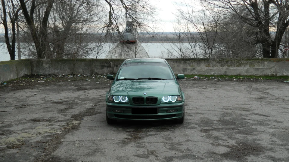 BMW 3 series Meergruen Metallic 3