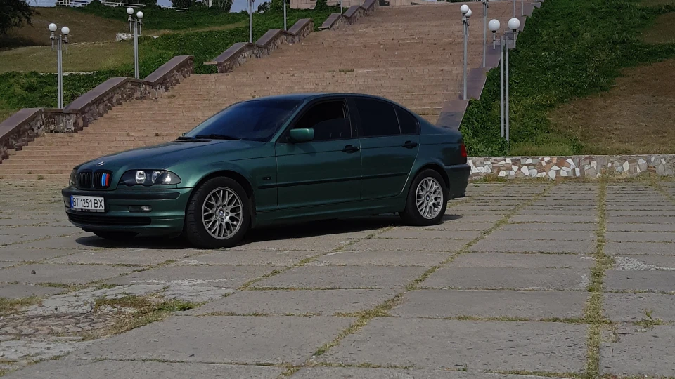 BMW 3 series Meergruen Metallic 4